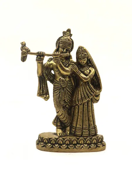 Tanrı Krishna ve eşi Radha Devi 'nin güzel bronz heykeli beyaz bir arka planda izole edilmiş.