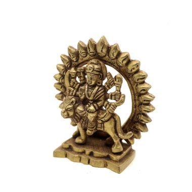 Hindu dinine mensup tanrıça Durga Devi 'nin heykeli kollarında birden fazla silah taşıyor, aslanının üzerinde oturuyor, üzerinde altın sarısı pirinçlerle süslenmiş, beyaz bir arka planda izole edilmiş.