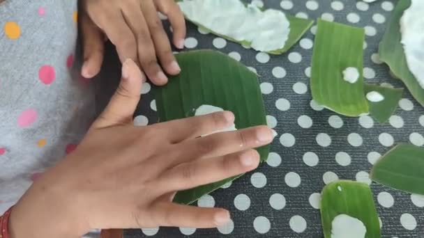 Человек Распространяющий Пищевое Тесто Банановом Листе Рукой Традиционный Способ Приготовления — стоковое видео