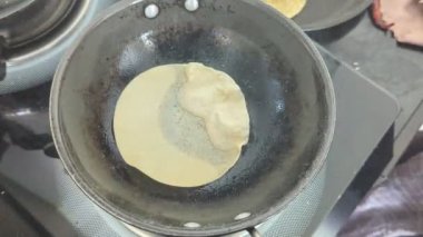 Mutfaktaki kızgın tavada pappad adında çıtır çıtır bir Hint yemeği pişirirken yakın çekim. 