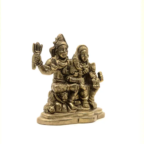 Hindistan yıkım tanrısı Shiva ailesinin el yapımı altın pirinç heykeli beyaz bir arka planda izole edilmiş.