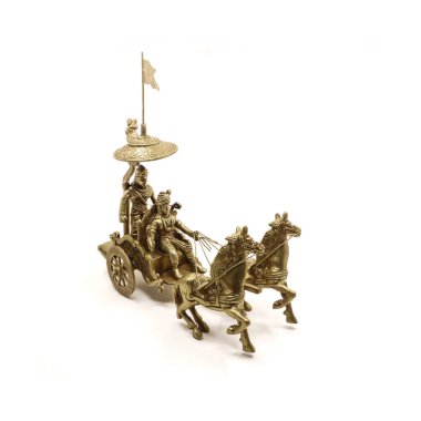 Krishna ve Arjun 'un bir at arabasının modeli. Beyaz arka planda izole edilmiş altın el yapımı savaşlarda kullanılan askerler gibi.