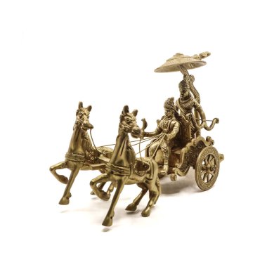 Krishna ve Arjun 'un bir at arabasının modeli. Beyaz arka planda izole edilmiş altın el yapımı savaşlarda kullanılan askerler gibi.