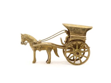 Beyaz arka planda izole edilmiş altın pirinç metalde ustalıkla ve incelikle tasarlanmış bir at arabasının ayrıntılı antika modeli.