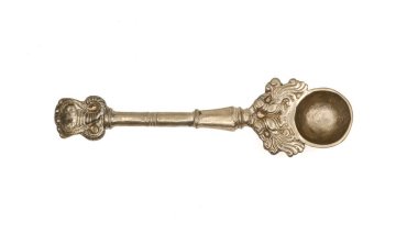 Beyaz arka planda izole edilmiş pooja ritüelleri için kullanılan el yapımı bronz kaşık.
