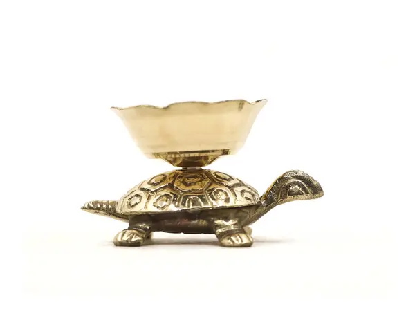 Nadir bulunan bir kaplumbağa heykelciği kasesi antika izole edilmiş.