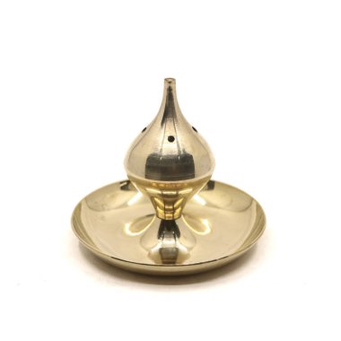 Beyaz bir arkaplanda izole edilmiş agarbatti tütsüsü için altın tezgah.