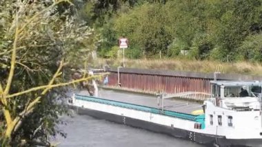 Kuzey Fransa 'daki bir nehir kanalından kargo taşımak için kullanılan bir mavna gemisi. 