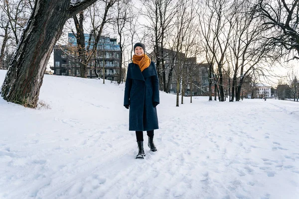 Веселая Молодая Женщина Ходит Зимнему Городу — стоковое фото