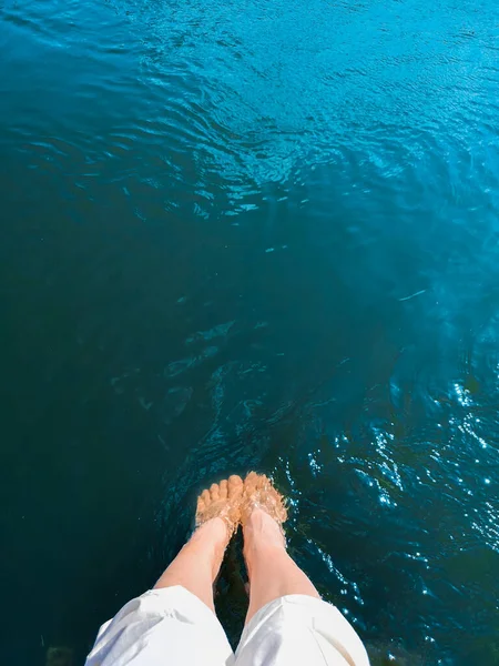 Женщина Опустила Ноги Бирюзовую Морскую Воду — стоковое фото