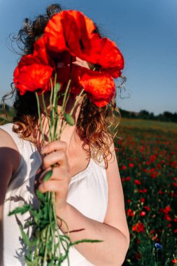 Kıvırcık kızıl saçlı bir kadının selfie 'si yüzünü haşhaş tarlasında haşhaş kaynatıyordu..