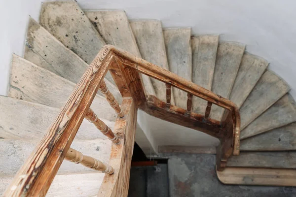 Degraus Uma Escada Espiral Madeira Edifício Antigo Uma Escadaria Madeira — Fotografia de Stock