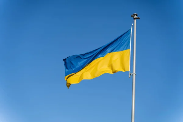 Modro Žlutá Ukrajinská Vlajka Vlaje Pozadí Jasně Modré Oblohy — Stock fotografie