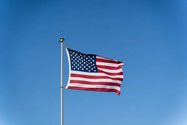 Флаг Соединенных Штатов Америки Развевается Ветру Против Ясного Голубого Неба Лицензионные Стоковые Фото