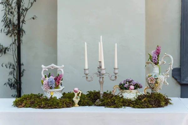 Decoração Decorativa Mesa Festiva Candelabro Com Velas Vasos Com Jacintos — Fotografia de Stock