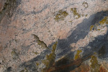 Gri damarları ve yeşilimsi çatlakları olan bej-pembe parke desenli yakın çekim..