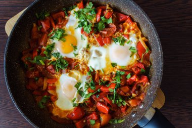Domates sosu, zeytin yağı, biber, soğan ve sarımsak soslu hazır-hazır shakshouka. Geleneksel Akdeniz mutfağı. Keto yemeği kavramı, FODMAP tarifi ve düşük karbonhidrat diyeti. Yakın çekim.