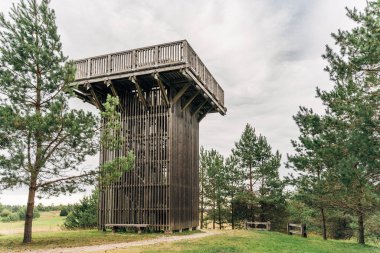Aukstojas Tepesi veya Juozapine Gözlem Kulesi, sonbaharda Litvanya 'nın Medininkai kentindeki bakış açısı.