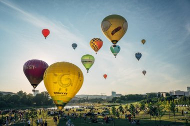 Vilnius, Litvanya - 08 05 2022: Vilnius 'ta sıcak hava balonları. Kalkıştan önce yerde çok renkli sıcak hava balonları var. Sahada bir sürü balon var.