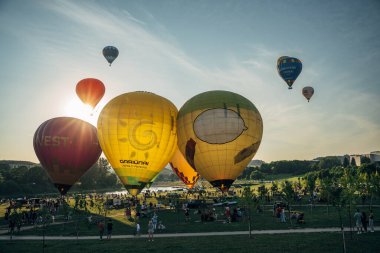 Vilnius, Litvanya - 08 05 2022: Vilnius 'ta sıcak hava balonları. Kalkıştan önce yerde çok renkli sıcak hava balonları var. Sahada bir sürü balon var.