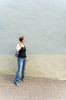 Tekrar Kullanılabilir Çantayla Şehir Caddesinde Uzaklara Bakan Düşünceli Kadın.