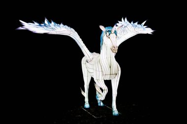 Londra, İngiltere - 26 Aralık 2021: Londra Kristal Saray parkındaki Lightopia 'da Aydınlatılmış Tekboynuz Heykeli