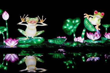 Londra, İngiltere - 26 Aralık 2021: Londra Kristal Saray parkındaki Lightopia 'da aydınlatılmış kurbağa heykelleri