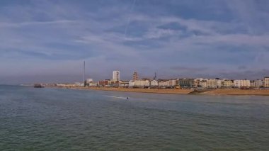 Brighton 'ın güzel sahil manzarası. Brighton sahilinde yürüyüş ve gezinti, Doğu Sussex, İngiltere, İngiltere' de yakın zamanda yaşanan sıcak hava dalgasının tadını çıkaran bir turist.