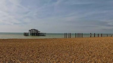 Brighton 'ın güzel sahil manzarası. Brighton sahilinde yürüyüş ve gezinti, Doğu Sussex, İngiltere, İngiltere' de yakın zamanda yaşanan sıcak hava dalgasının tadını çıkaran bir turist.