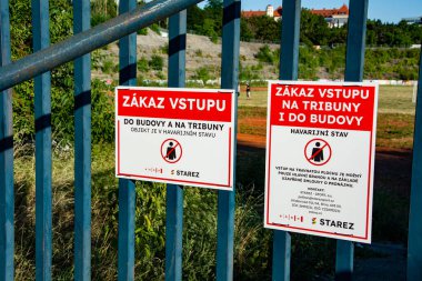 Eski futbol stadyumu harabeye döndü.