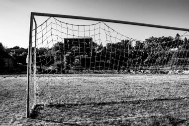 Eski futbol stadyumu harabeye döndü.