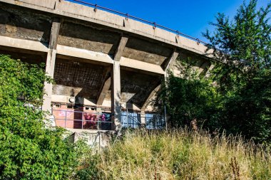 Eski futbol stadyumu harabeye döndü.