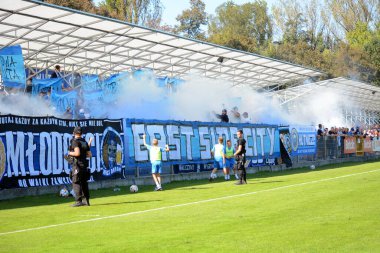 Hutnik Krakw Resovia Rzeszw maçında futbol taraftarları