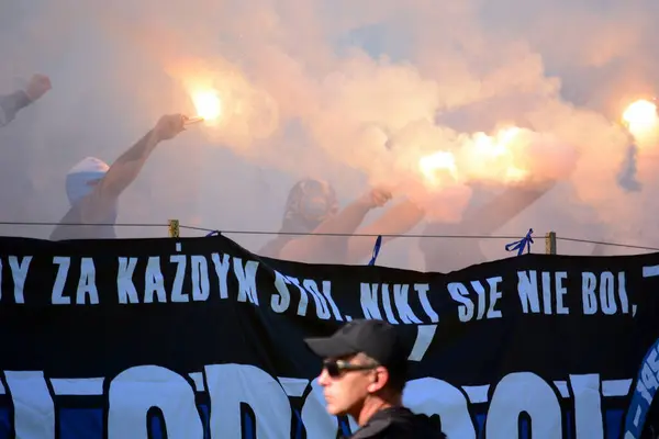 Hutnik Krakw Resovia Rzeszw maçında futbol taraftarları