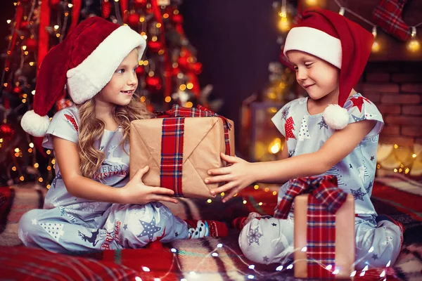 Маленький Хлопчик Дає Сестрі Подарунок Новий Рік Діти Христмас Піжама — стокове фото