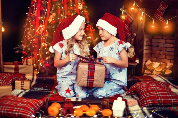 Μικρό Αγόρι Και Κορίτσι Πιτζάμες Καπέλα Βασίληδες Άνοιγμα Κουτί Δώρου — Φωτογραφία Αρχείου