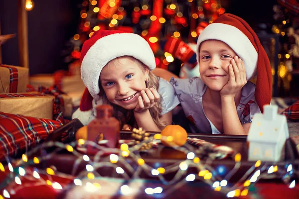 Dzieci Dziewczynka Chłopiec Piżamie Boże Narodzenie Mikołaje Kapelusze Leżące Podłodze — Zdjęcie stockowe