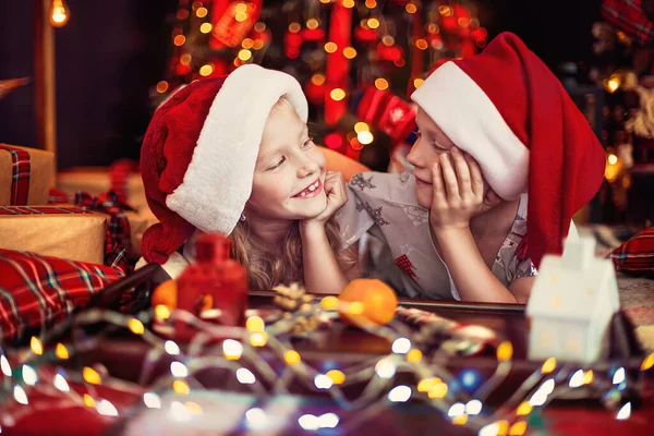Çocuklar Noel Pijamaları Noel Baba Şapkaları Giymiş Noel Ağacının Yanında — Stok fotoğraf