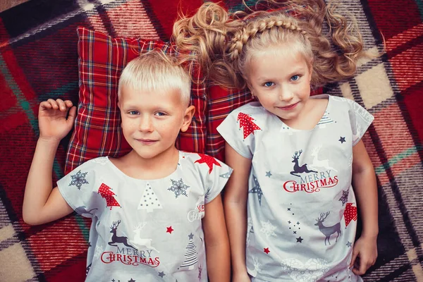 Κάτοψη Του Μικρού Ξανθού Κοριτσιού Και Αγοριού Τις Χριστουγεννιάτικες Πιτζάμες — Φωτογραφία Αρχείου