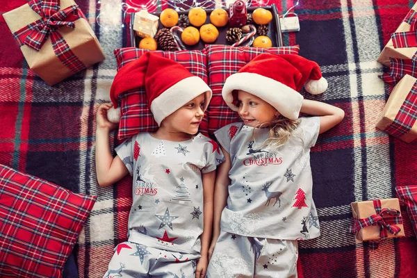 Κάτοψη Του Μικρού Ξανθό Κορίτσι Και Αγόρι Τις Χριστουγεννιάτικες Πιτζάμες — Φωτογραφία Αρχείου