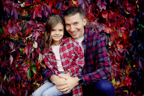 Père Avec Une Jolie Petite Fille Assise Dans Parc Chemises — Photo
