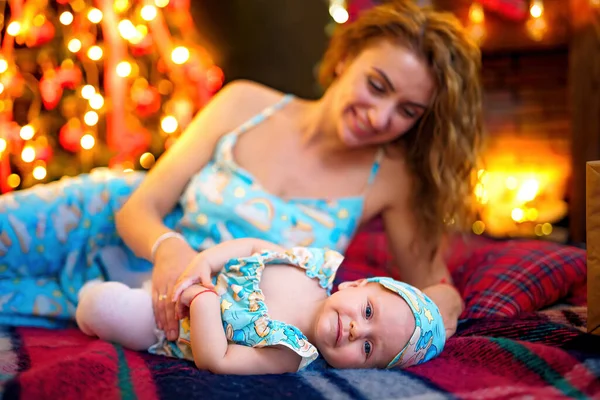 Ibu Yang Bahagia Bermain Dengan Bayi Perempuan Sambil Berbaring Dengan — Stok Foto