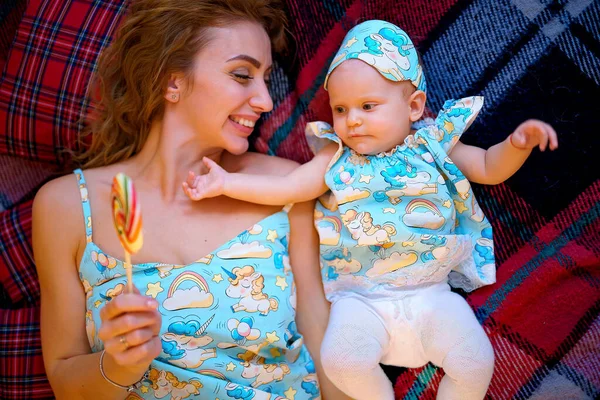 Vue Dessus Jeune Mère Avec Petite Fille Pyjama Couchée Sur — Photo