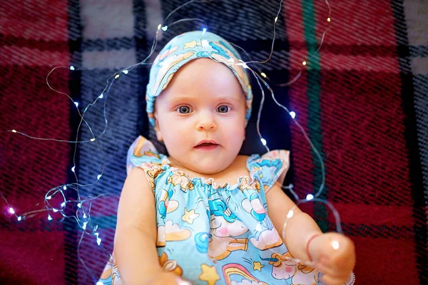Vue Dessus Jolie Petite Fille Pyjama Jouant Avec Les Lumières — Photo