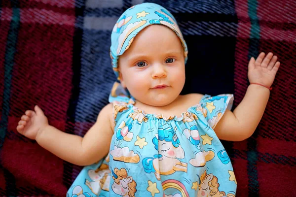 Vue Dessus Jolie Petite Fille Pyjama Jouant Avec Les Lumières — Photo