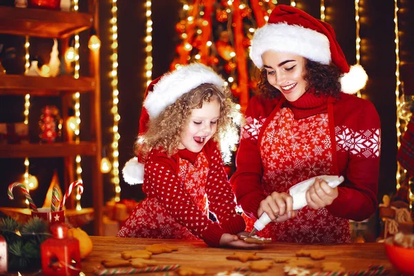 Мама Дочка Капелюхах Сантаса Веселяться Готуючи Імбирне Печиво Готуючись Різдва — стокове фото