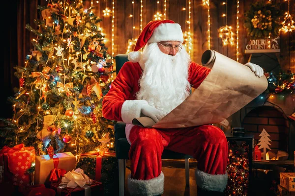 Der Weihnachtsmann Sitzt Einem Raum Der Nähe Des Weihnachtsbaums Und — Stockfoto