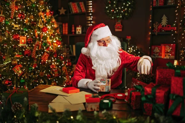 Der Weihnachtsmann Bereitet Sich Auf Das Einpacken Von Geschenken Vor — Stockfoto