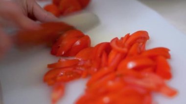 Domates kesme, erkek eli domates kesme tezgahı, dilimlenmiş domates şekilleri, aşçı aşçısı mutfak..