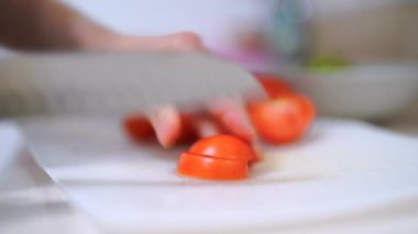 Domates kesme, erkek eli domates kesme tezgahı, dilimlenmiş domates şekilleri, aşçı aşçısı mutfak..